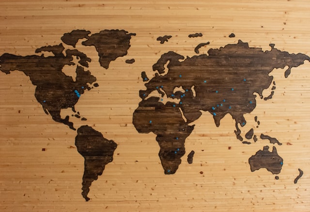 wereldkaart op hout