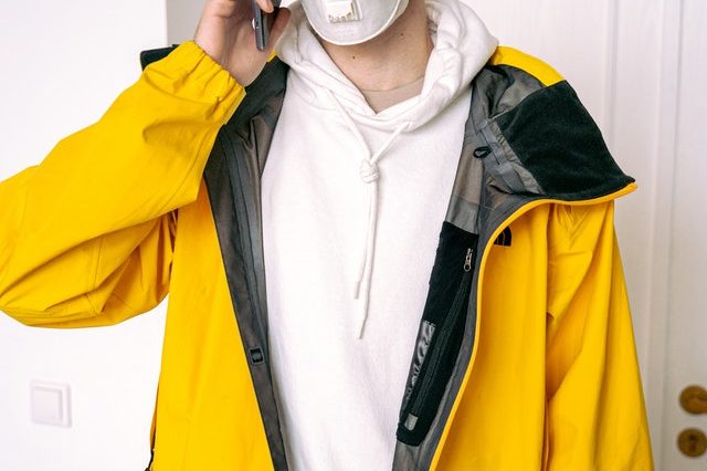 Person working with chemicals and looking at phone chemische stoffen app