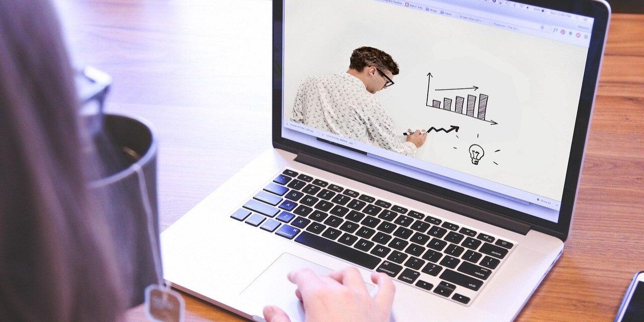 RPA presentatie met grafiekuitleg Laptop toont man die grafiek tekent met stijgende lijn, passend bij uitleg over Robotic Process Automation