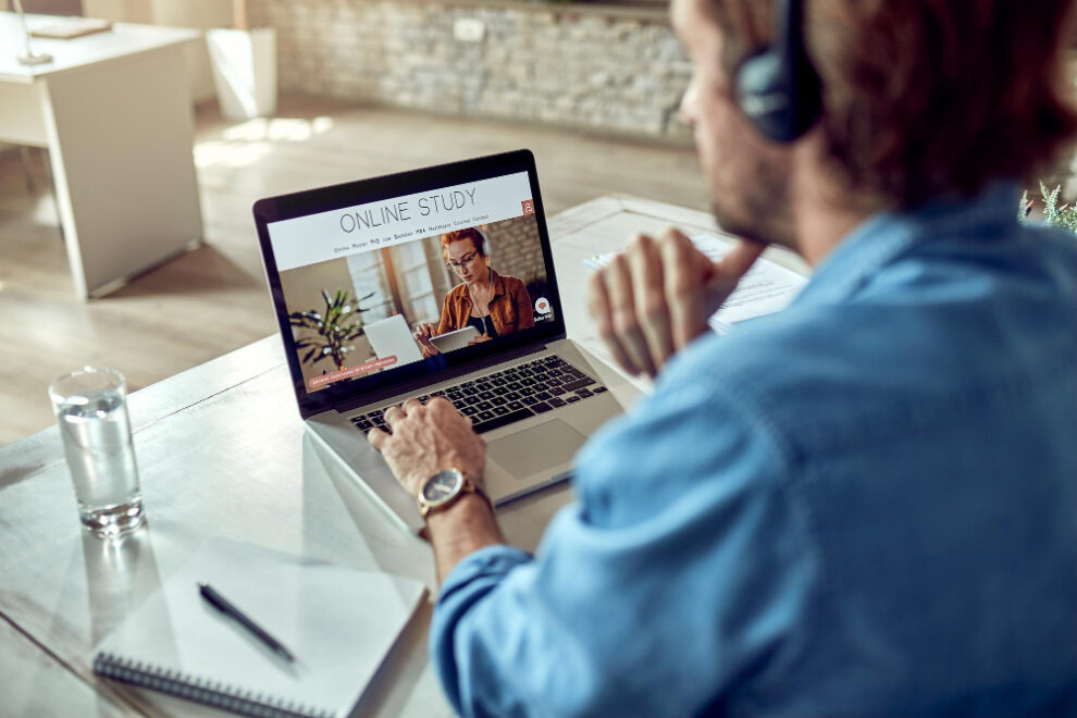 man kijkt op zn laptop een man kijk op zn laptop die op zn tafel staat.