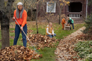 Een gezin ruimt de tuin op om klaar te zijn voor het voorjaar