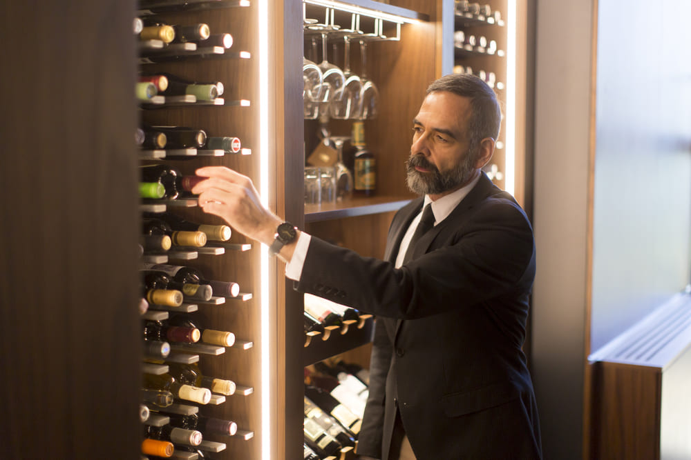 man kiest wijn uit een wijnkilmaatkast