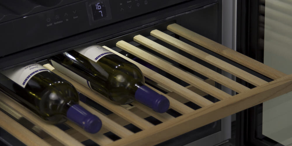 wijn-flessen-opslaan-in-een-wijnkoelkast wijn fless bewaren in een wijnkoelkast