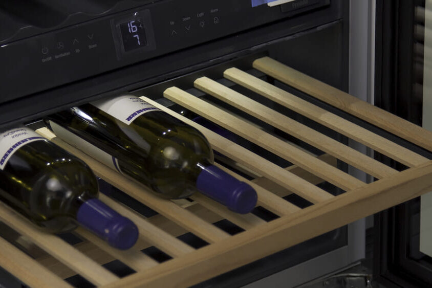 wijn fless bewaren in een wijnkoelkast