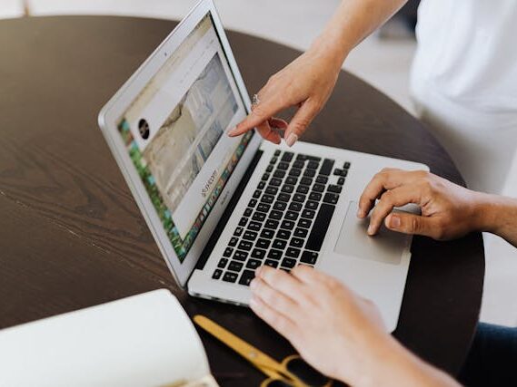 Een goede eerste indruk overtuigt kandidaten online