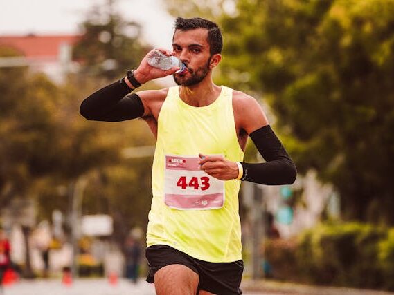 Hoe drinken je uithoudingsvermogen tijdens sport verbetert Hoe drinken je uithoudingsvermogen tijdens sport verbetert