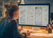 Ontwerper werkt aan wireframes en gebruikerservaring voor een professionele website