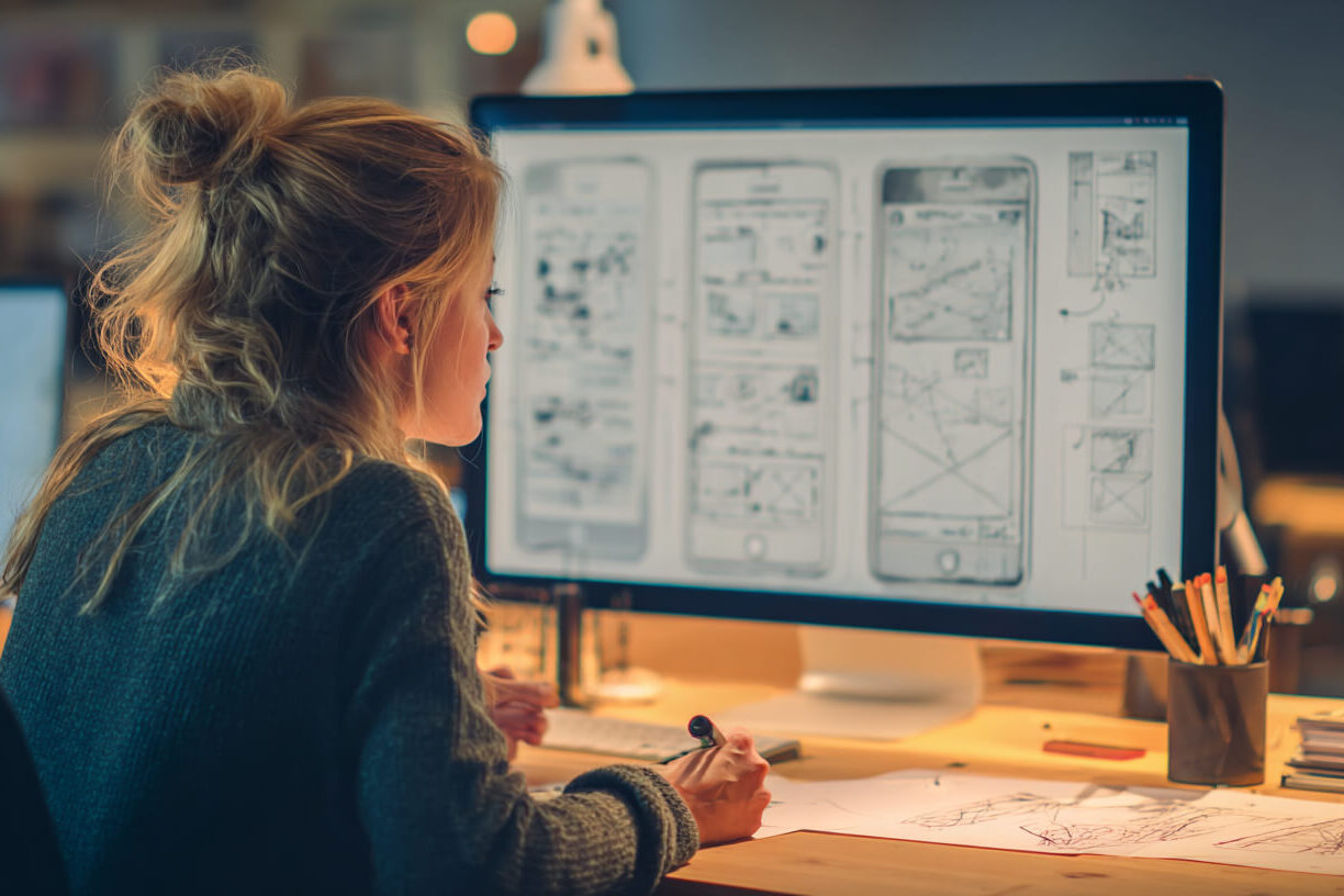 Designer Ontwerper werkt aan wireframes en gebruikerservaring voor een professionele website