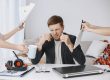 man omsingeld met drukte op werk