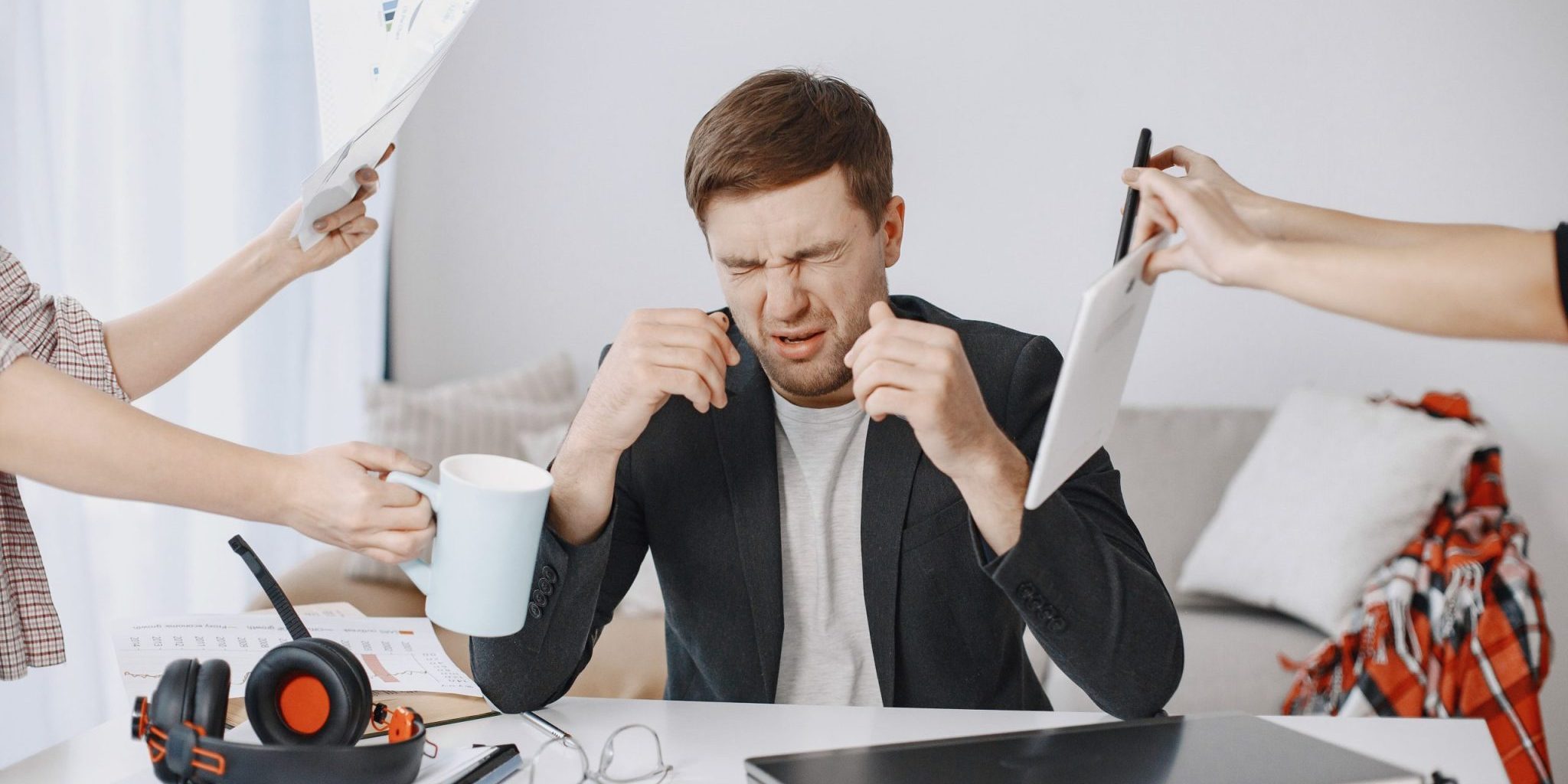 man omsingeld met drukte op werk
