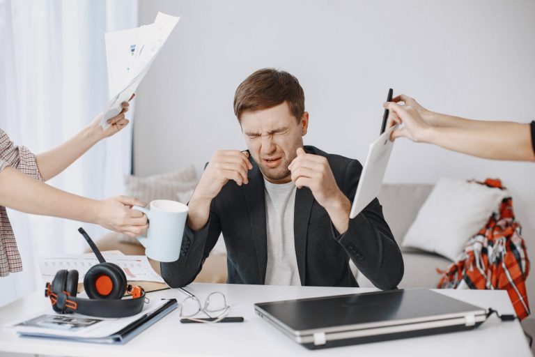 man omsingeld met drukte op werk