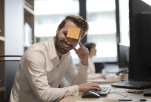 man op werk hoofd leegmaken